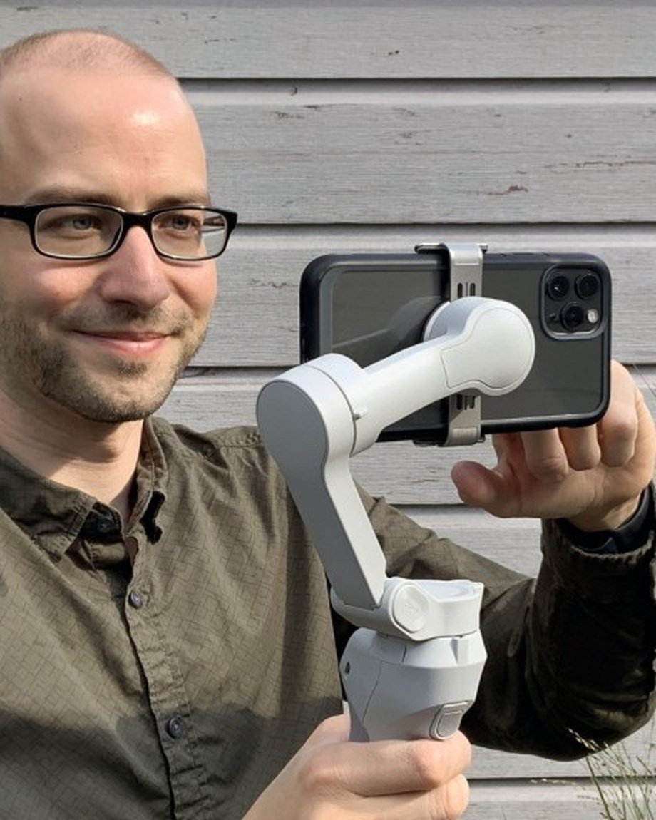 Jens Jacob filmt mit dem Smartphone am Gimbal